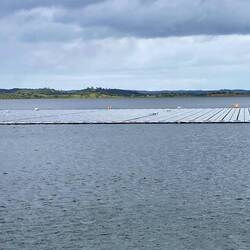 Schwimmende Solaranlage für 1500 Haushalte