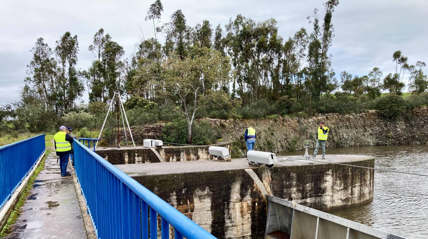 Werksarbeiter regulieren den Wasserabfluss
