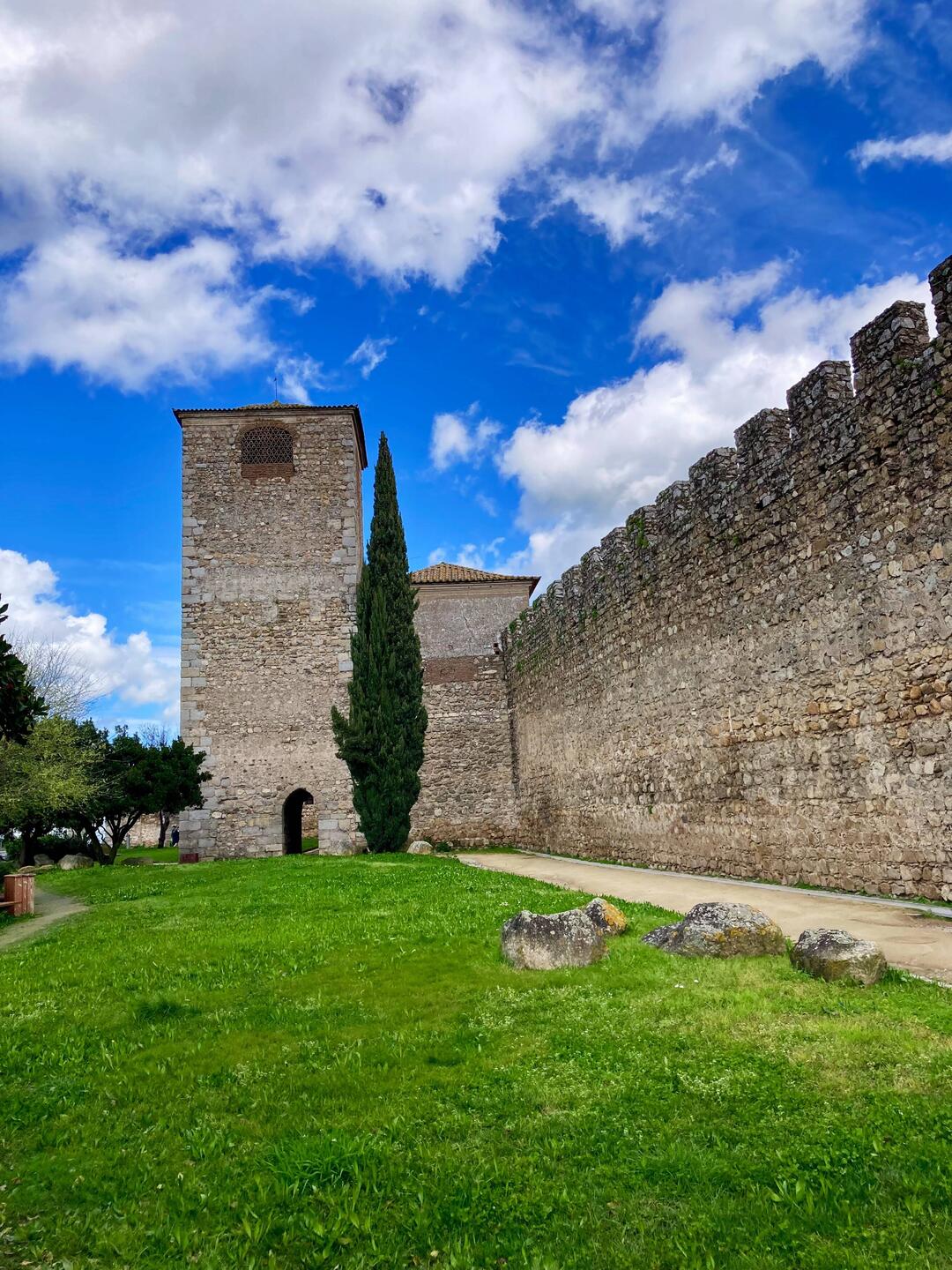 Die hohe Mauer umgibt die ganze Stadt