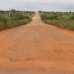 Die Straße wechselt am Morgen zwischen schlecht...