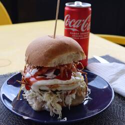 Am Mittag essen wir Burger