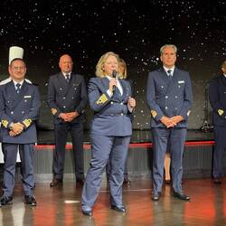 Captain's-Empfang (Das Schiff wird von einer Frau sicher navigiert mit ihren Officers)