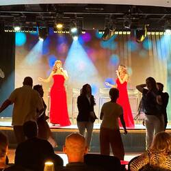 Die Show war so gut, dass selbst die Zuschauer zu tanzen begannen