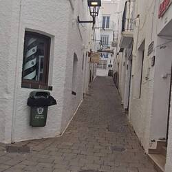 steile Gassen im Dorf auf dem Hügel