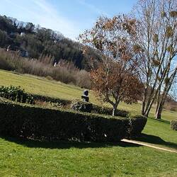 In Schiffsform geschnittene Hecken