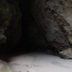 Wir betreten die Höhle...