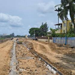 Hier wird tatsächlich eine Straße erneuert. I.d.R. nur mit ausländischem Geld möglich.