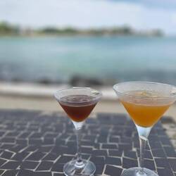 In teuersten Hotel im Ort haben wir uns einen Cocktail gegönnt. Geschmack: mäßig. Preis: 8 Euro