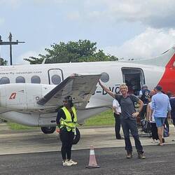 Mit der kleinen Turboprop geht's zurück nach Sao Tomé