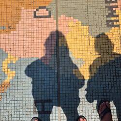 Auch witzig: der Schatten läuft genau in West-Ost-Richtung