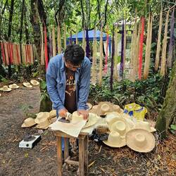 zum Abschluss wird der Hut eine halbe Stunde lang auf einem Holzblock gebügelt
