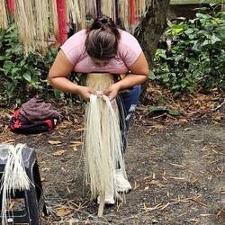 ...und dann gewebt, eine anstrengende Tätigkeit im Stehen