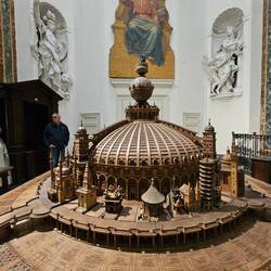 Christkönigskirchen aus aller Welt in Holz