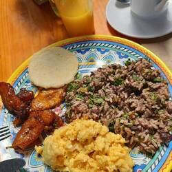 Typisches Frühstück Gallo Pinto mit Platanos, Reis und Rührei
