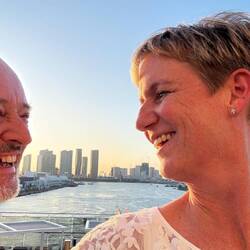 Zwei glückliche Teilnehmer von 402 Passagieren