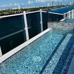 Sitzbank im Pool mit bester Aussicht