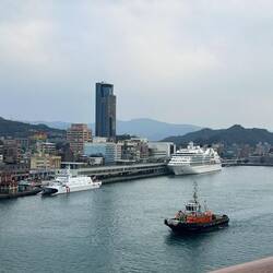 Leaving the Keelung harbour