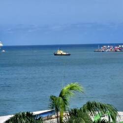 Und zum Abschluss liegt noch ein Kreuzfahrtschiff vor Anker