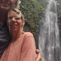 Einem Wasserfall gibt's auf der Insel auch