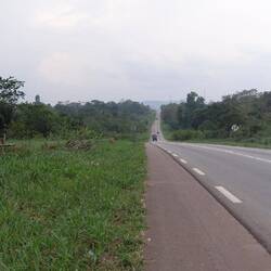 Bergauf, bergab am Abend - Nun sind es unter 20 km bis Yamoussoukro