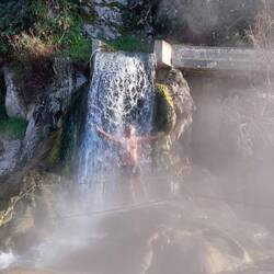 Unter dem Wasserfall