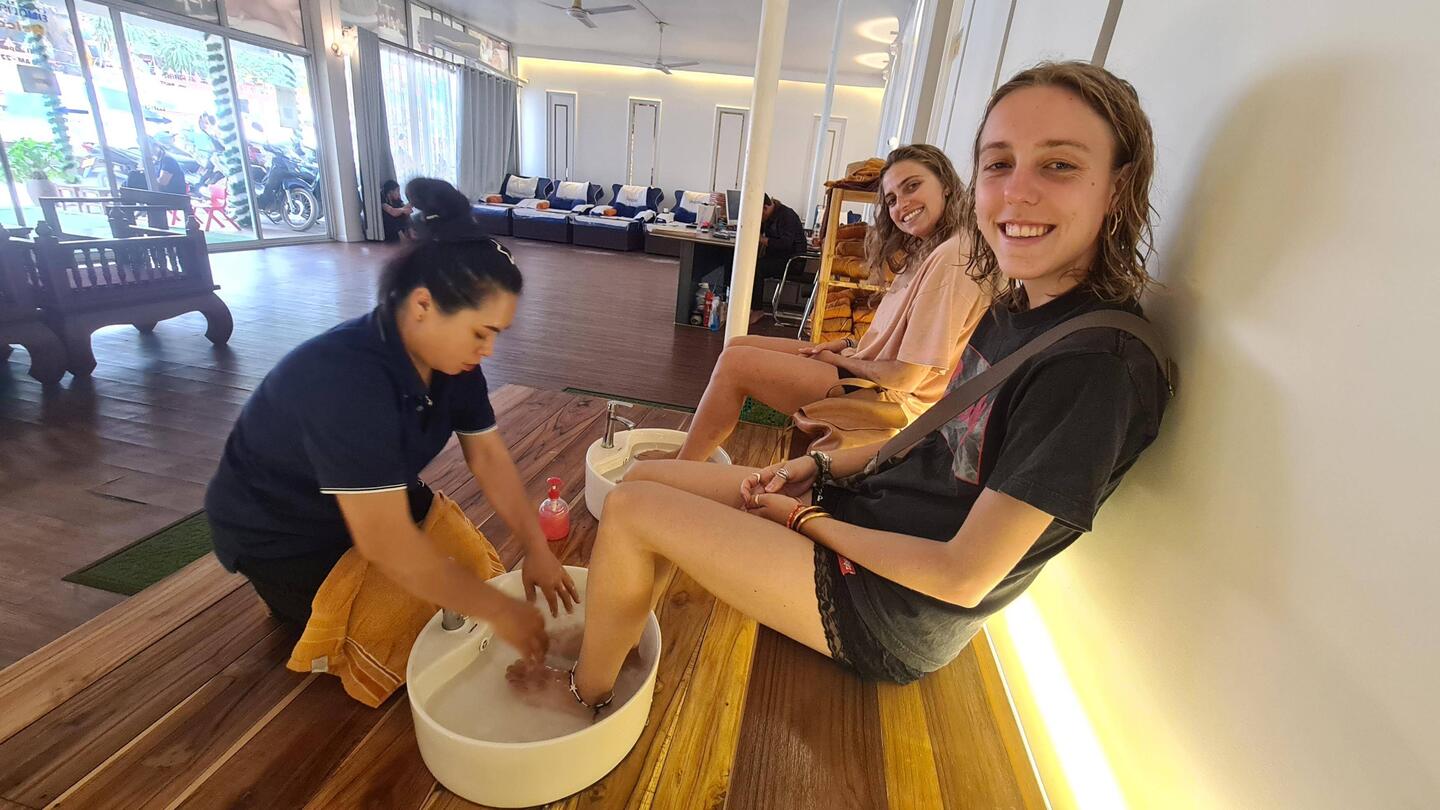 zuerst Fußwäsche, dann Massage