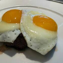 Spiegelei auf gegrilltem Rindfleisch