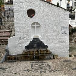 La Jaula fountain and lavadero