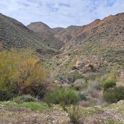Zum Stausee durch die Steinwüste