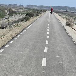 Auf dem Deich des Stausee Ablaufs
