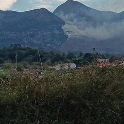 Der Berggipfel brennt, wir beobachten Hubschrauber, welche das Feuer löschen