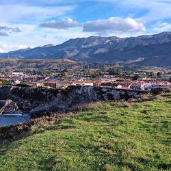 Blick auf Llanes