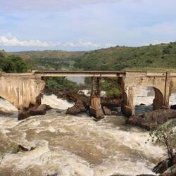 ...die Brücke ist stellenweise schon eingebrochen