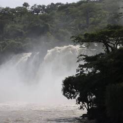 ...befindet sich der Binga-Wasserfall