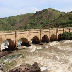 ...stürzt direkt hinter der alten Brücke den Felsen hinab...