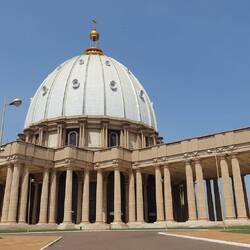 Und das ist sie von Nahem - umgeben von großen, an Versailles angelehnte Gärten