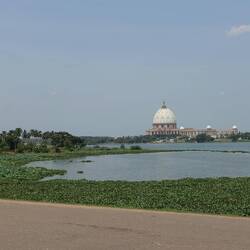 Die Basilique noch einmal von Weitem, hinter einem weiteren See