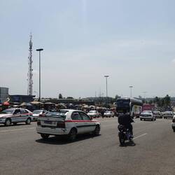 Der zentrale Markt und die von den hier weißen Taxis sehr gefüllte Straße