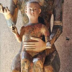 Holz-Madonna Geschenk v. Papst Francisco an seine Lieblingskirche