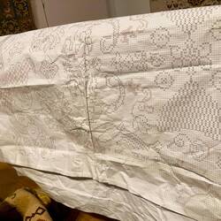 Nach solchen Mustern wird der Teppich hergestellt