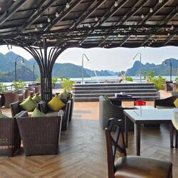 Upper deck with jacuzzi.