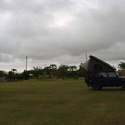 Wir parken ganz am Rand des Flugfeldes...