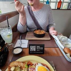 Lunch with the chica. Officially not a señora since yesterday.