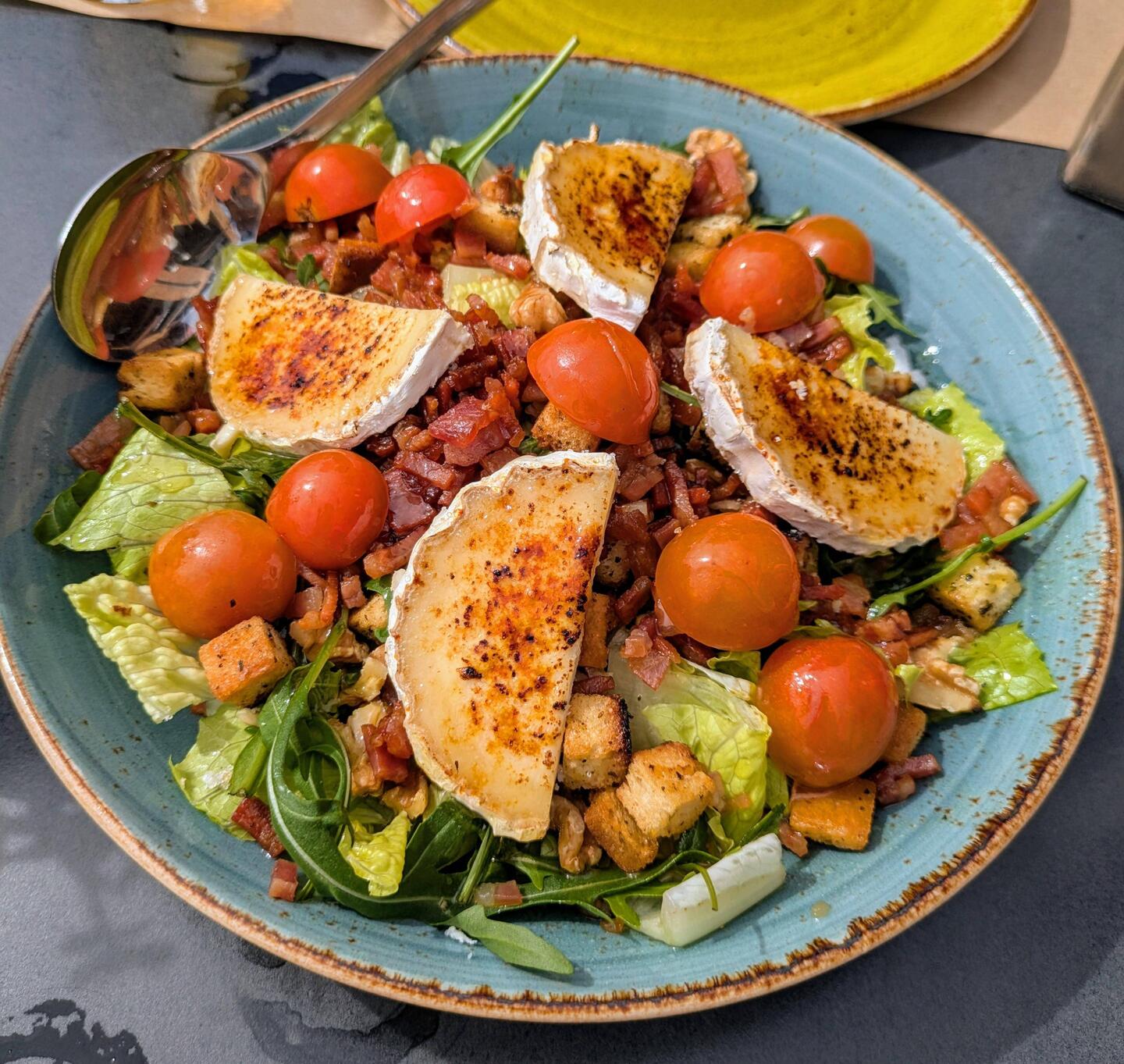Salat Imperial mit karamelisierten Ziegenkäse