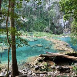 Die türkisblauen Wasserbecken von Semuc Champey