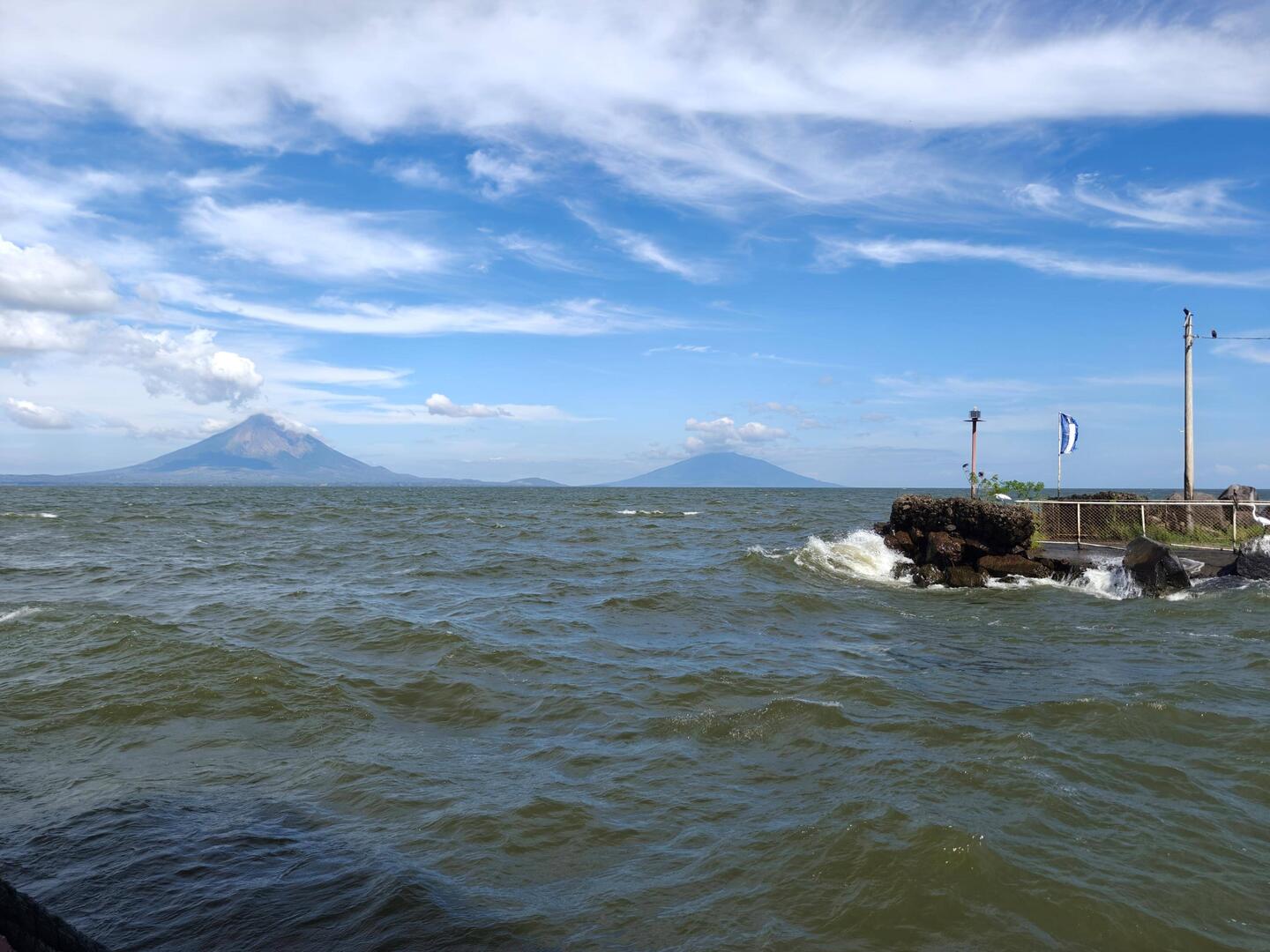 Links der aktive Vulkan