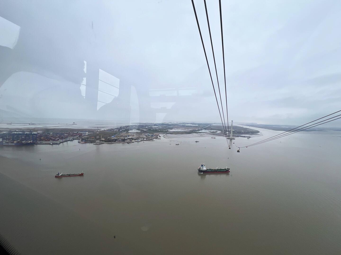 Mit der Seilbahn geht es auf die Insel