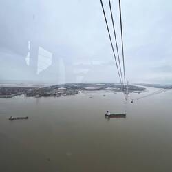 Mit der Seilbahn geht es auf die Insel