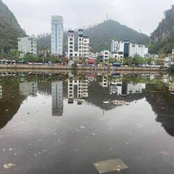 Cat Ba, die einzige Stadt auf der Insel. Im Wasser reichlich Müll
