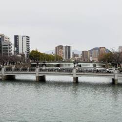 über dieser Brücke explodierte die Atombombe in etwa 600m Höhe